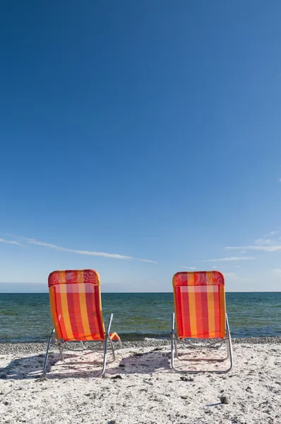 Strandstoelen op het meer — Stockfoto