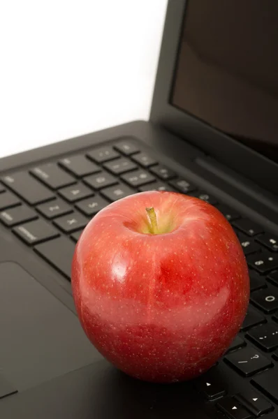 Apple op een laptop — Stockfoto