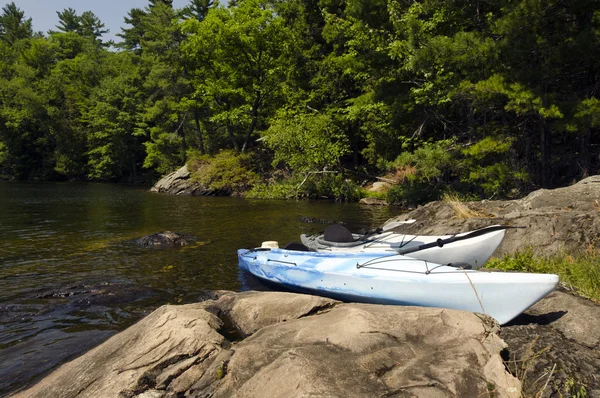 Kayaks on the Rocky Shoreline — Stock Photo, Image