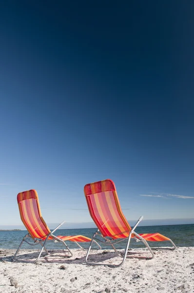 Beach Chairs on Lake Shoreline — Stock Photo, Image