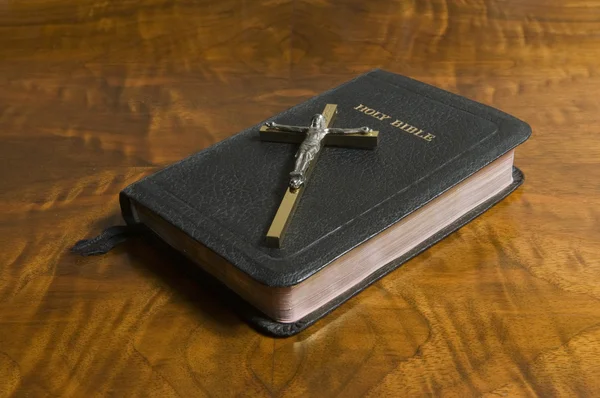 Крест на Библии — стоковое фото