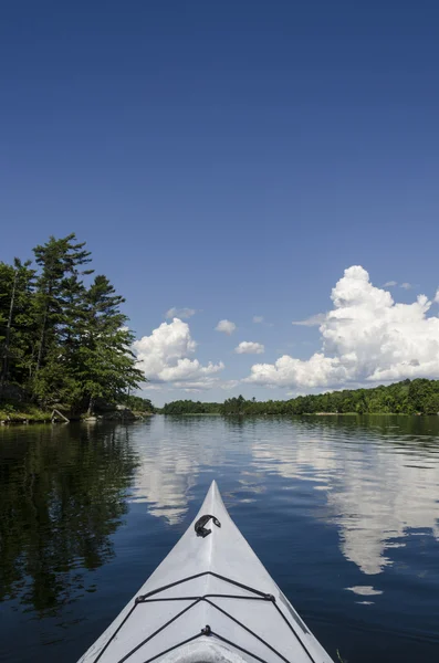 Kayak su un lago calmo — Foto Stock