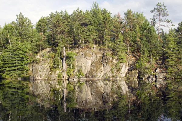 Reflejo de cara de roca — Foto de Stock