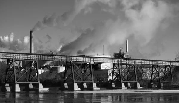 Industria en el río — Foto de Stock