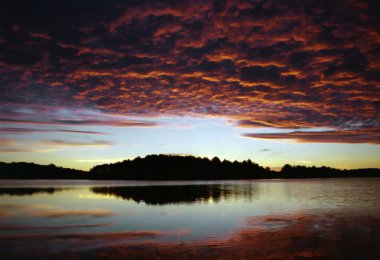 Kızıl gökyüzünün gündoğumu