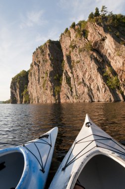 iki kayaks bon echo kayalıklarla tadını çıkarın.