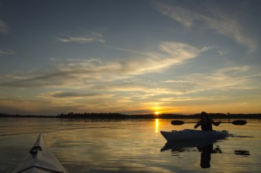 gün batımında kayaklar