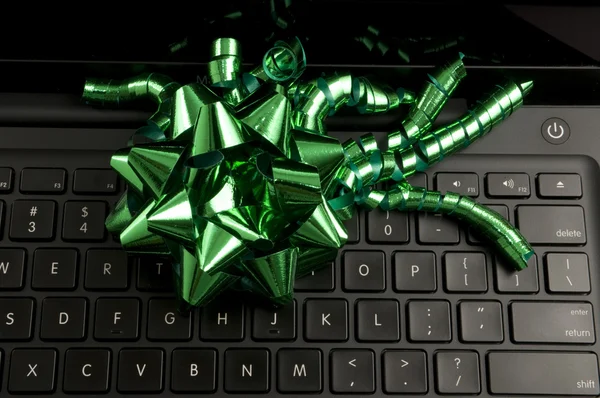 Zieloną Wstążkę na laptopie — Zdjęcie stockowe