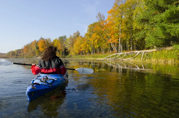 sonbahar aylarında gölde kanosu