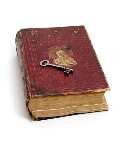 İncil üzerine yerleştirilmiş anahtar — Stok fotoğraf
