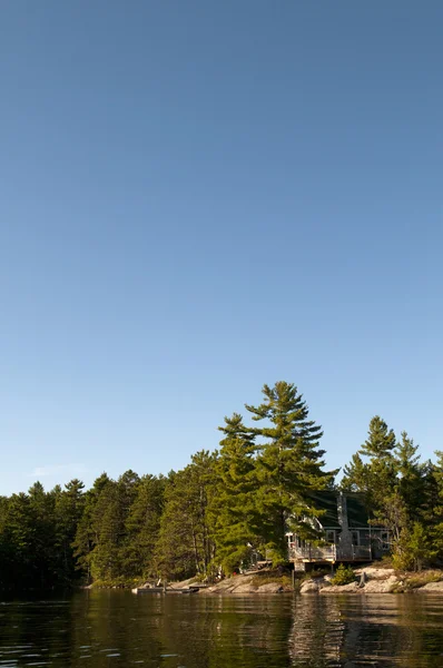 Cottage on Northern Lake — Stock Photo, Image