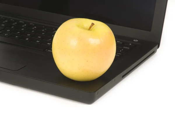 Gele apple op laptop — Stockfoto