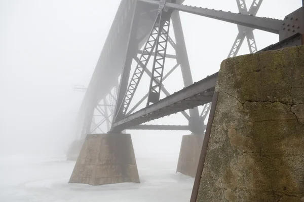 Brücke im Nebel — Stockfoto