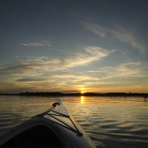 Sommar solnedgång kajakpaddling — Stockfoto