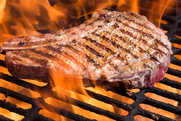Biefstuk op een grill — Stockfoto