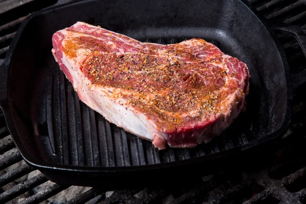 Steak cru sur un gril — Photo