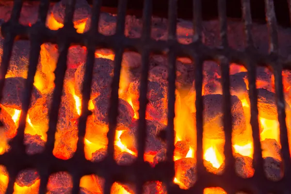 Heiße Holzkohle mit Feuer — Stockfoto