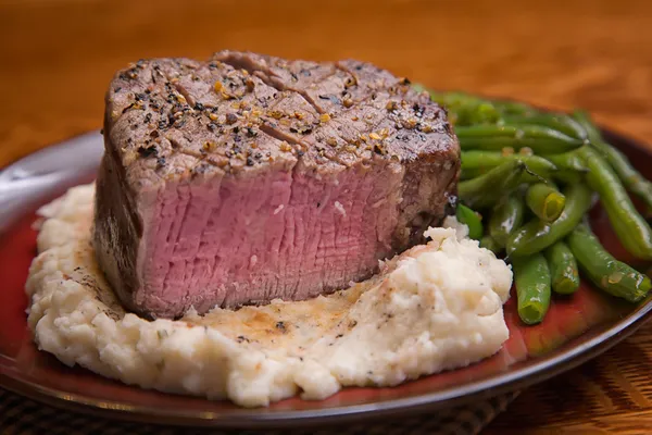 Filet Mignon con mordedura sacada, medio raro —  Fotos de Stock