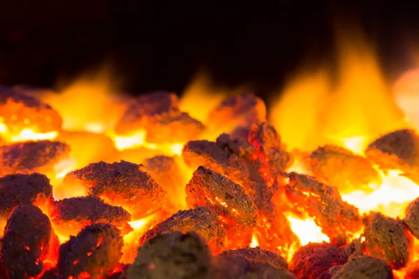 Carvão quente com fogo — Fotografia de Stock