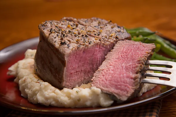 Filet Mignon harapással kivenni, közepes ritka — Stock Fotó