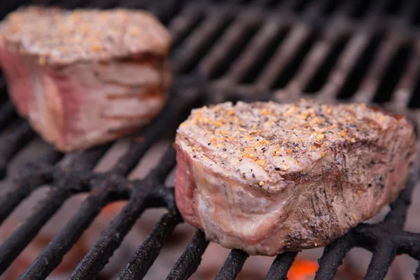 Filé de carne Mignon com chamas — Fotografia de Stock