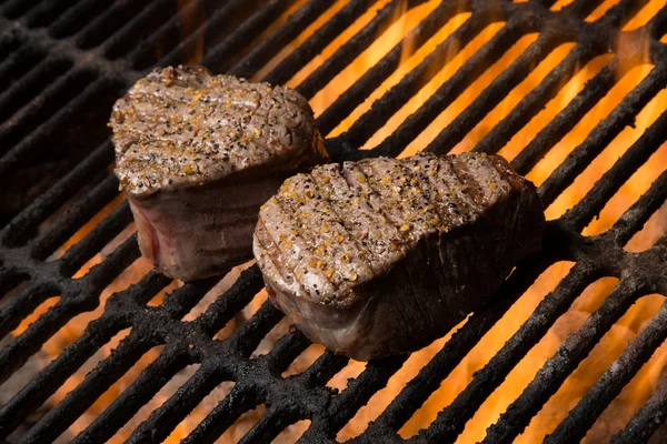 Filé de carne Mignon com chamas — Fotografia de Stock