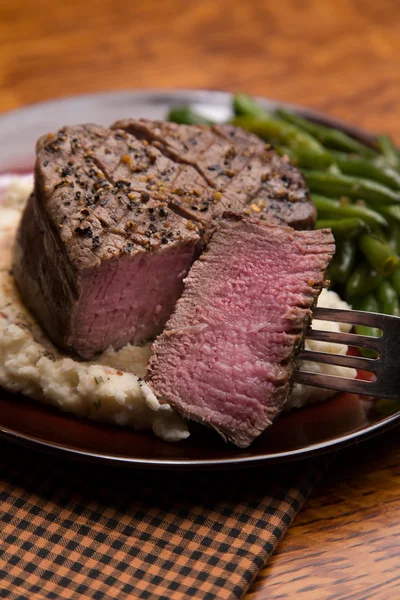 fileto mignon ile ısırık aldı, orta pişmiş