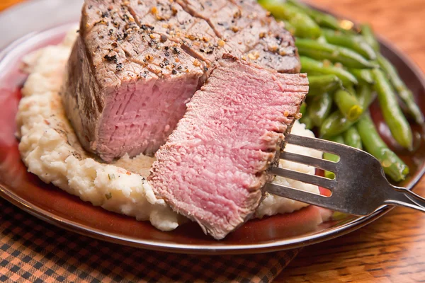 Filet Mignon com mordida tirada, Médio Raro — Fotografia de Stock