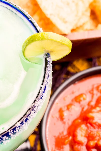 Margarita, cips ve salsa