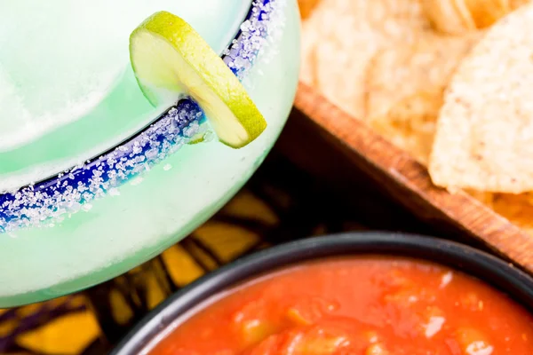 Margarita, cips ve salsa