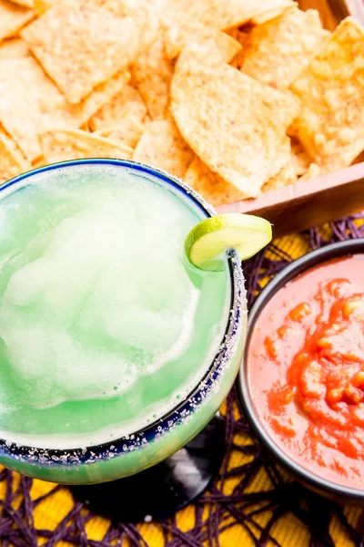 Margarita, cips ve salsa