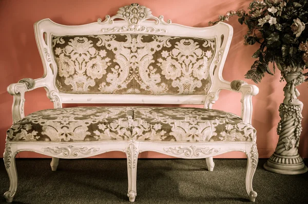 eski sandalye vintage tarzı ve çiçek vazo