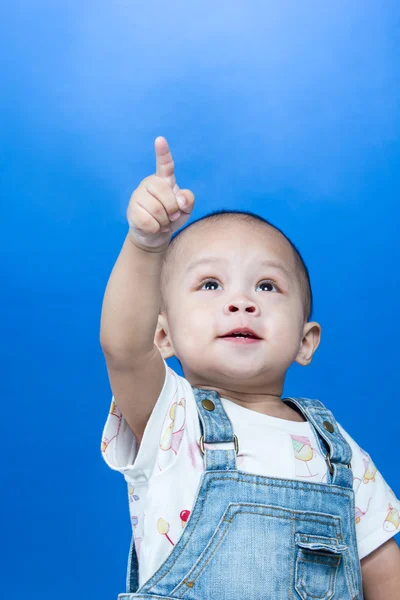 Kind brengt omhoog wijsvinger in studio — Stockfoto