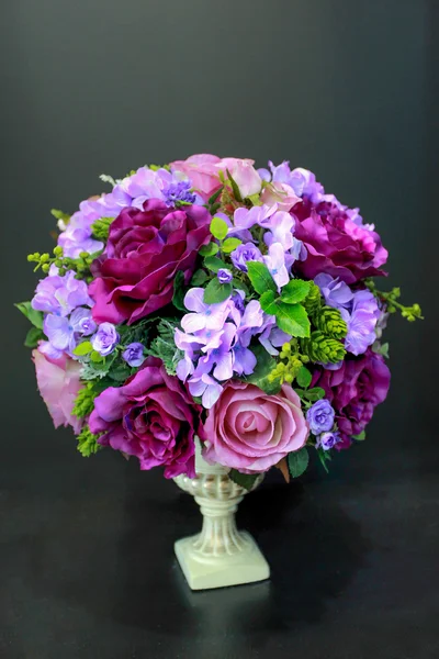 Vase Arrangement de fleurs artificielles — Photo