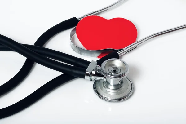 Estetoscópio médico e um coração vermelho — Fotografia de Stock