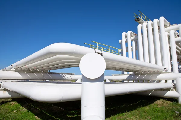 Tubo industrial con gas y petróleo y agua — Foto de Stock