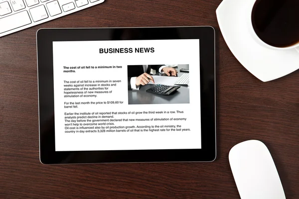 Computer tablet is op de tabel met de bedrijfs tribune Nieuws op scherm — Stockfoto