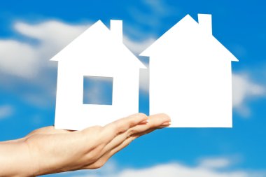 Mavi gökyüzü arka taraftan iki ev