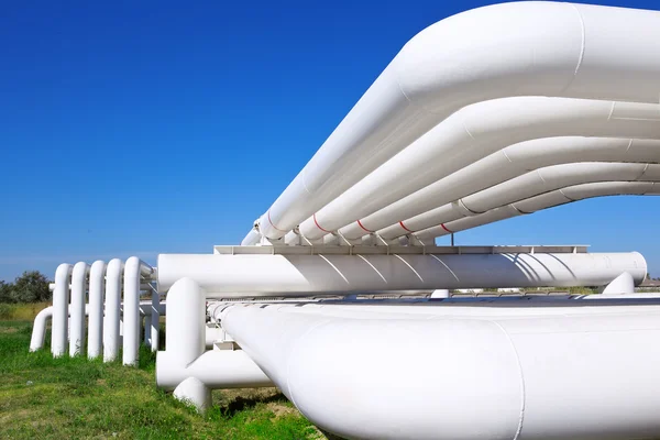 Tubo industrial con gas y petróleo y agua — Foto de Stock