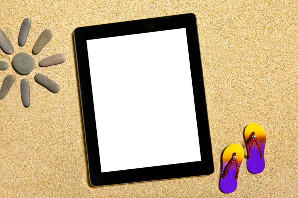 Tablet deitado na areia — Fotografia de Stock