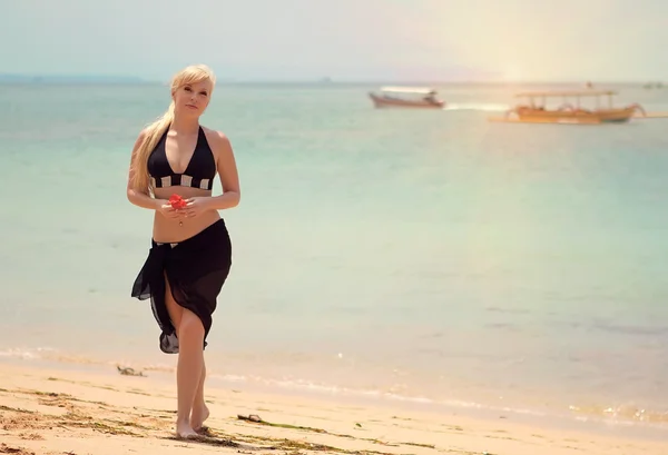 Girl on the beach — Stock Photo, Image