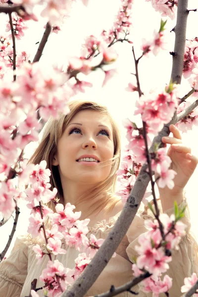 Retrato de una hermosa mujer con flores rosadas — Foto de Stock