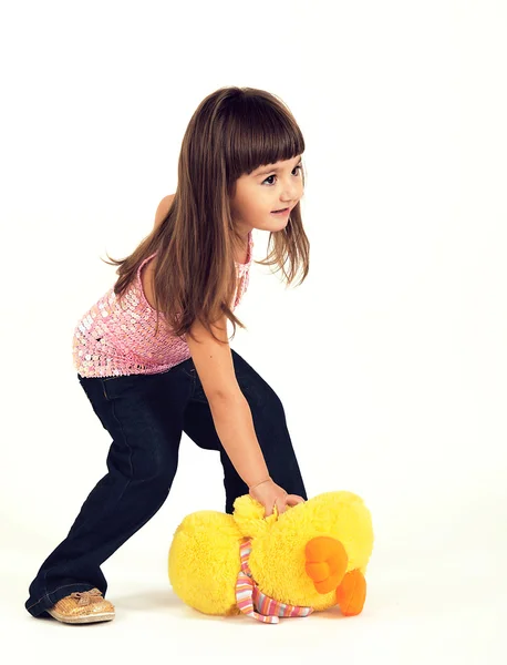 Den lilla flickan och en leksak — Stockfoto