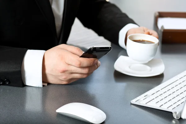 Affärsman dricka kaffe och prata i telefon — Stockfoto