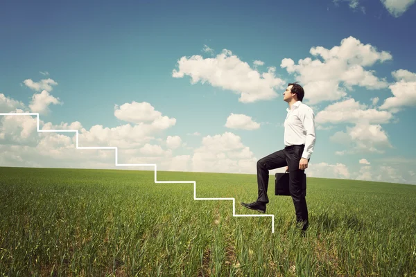 Beyaz gömlekli işadamı yürüyen merdivene