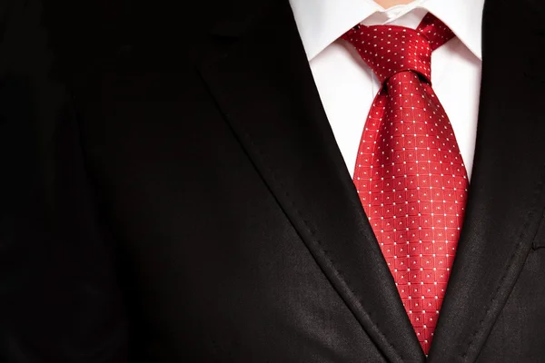 Hombre de negocios en traje negro con corbata roja — Foto de Stock