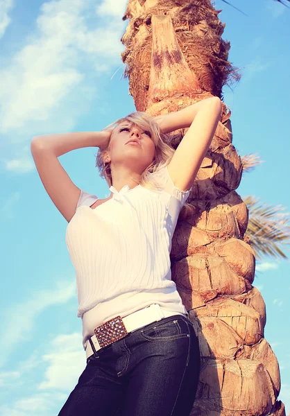 The girl and a palm tree — Stock Photo, Image