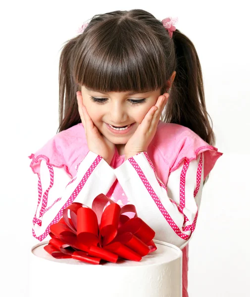 Kleines Mädchen mit einem großen Geschenk — Stockfoto