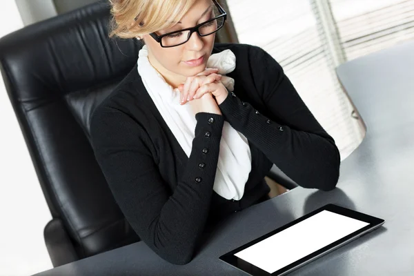 Businesswoman working on the tablet — Stock Photo, Image