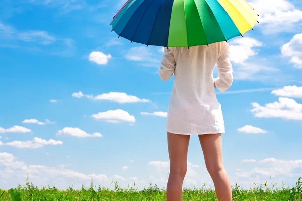 Meisje in een veld met een heldere paraplu — Stockfoto